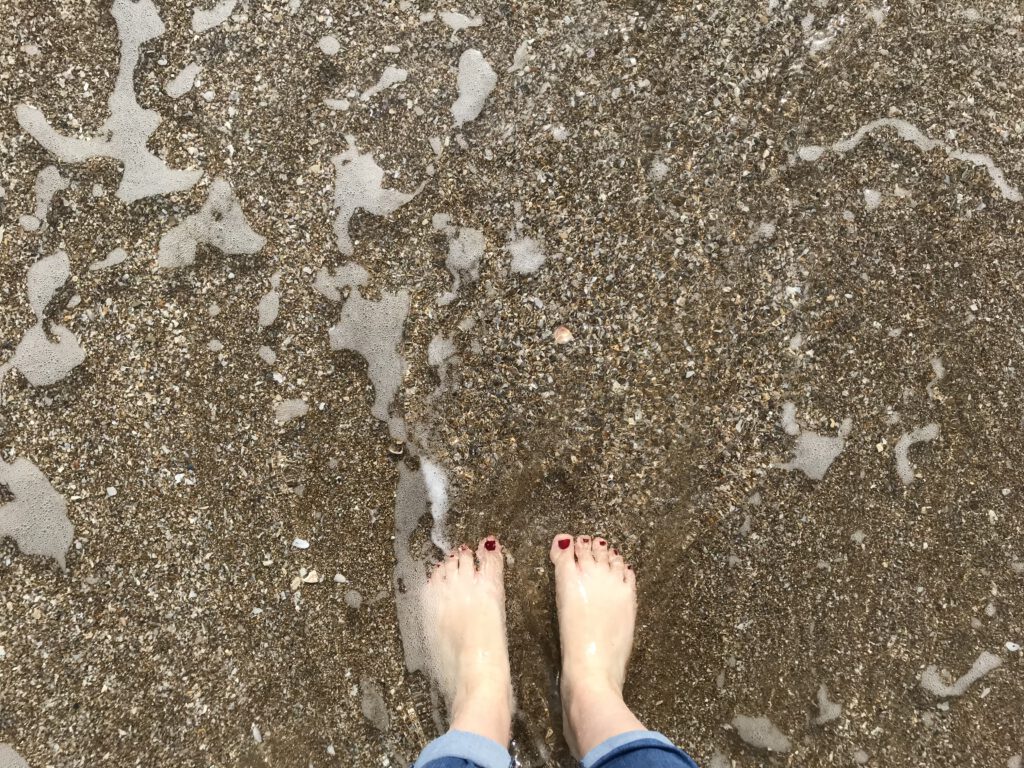 Füße im Wasser am Meer