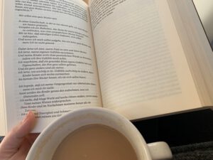 Kaffee trinken und lesen