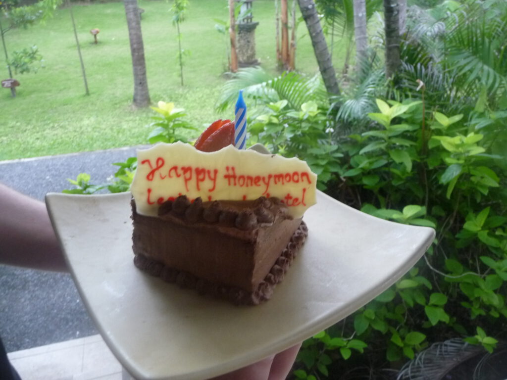 Flitterwochen bei Hochzeit auf Bali mit Hochzeitstorte